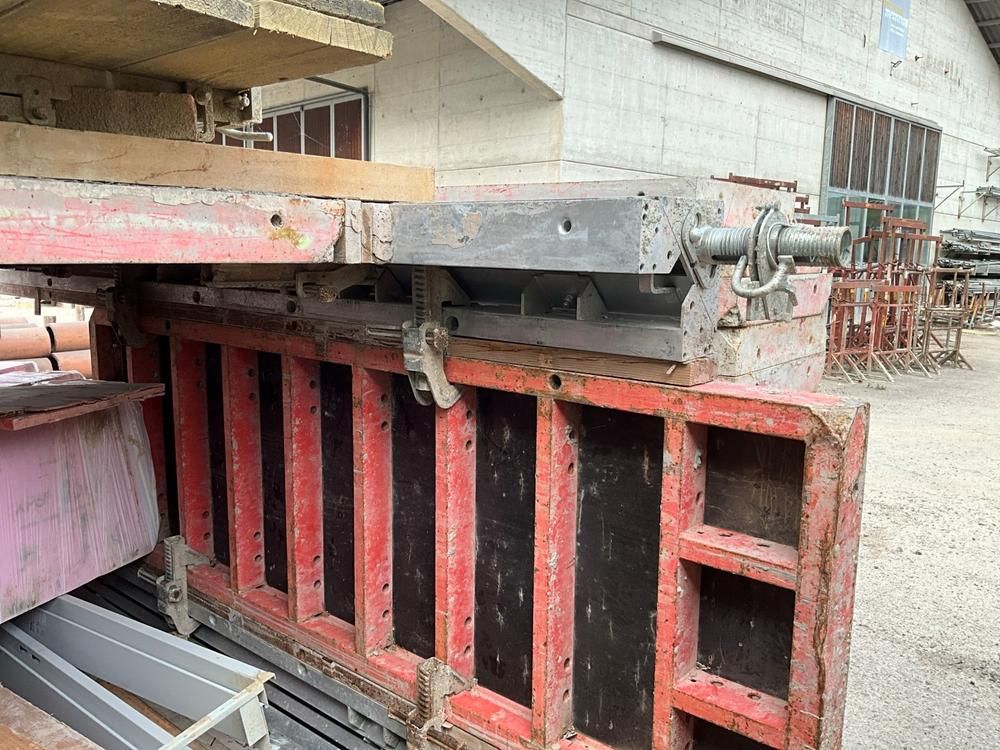 Various formwork with adjustable spindles
