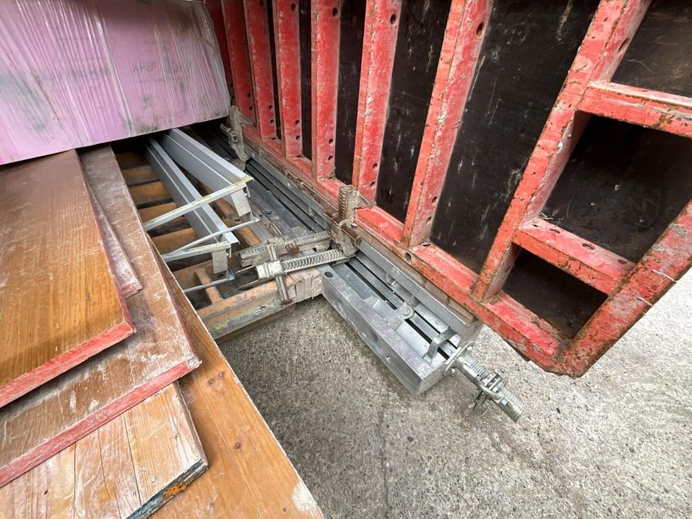 Various formwork with adjustable spindles