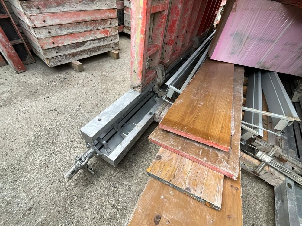 Various formwork with adjustable spindles