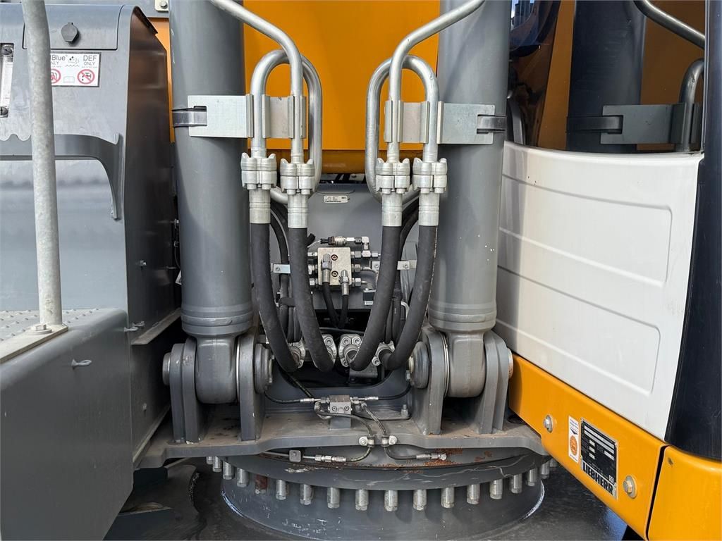 Liebherr R922 LC Car Dismantler