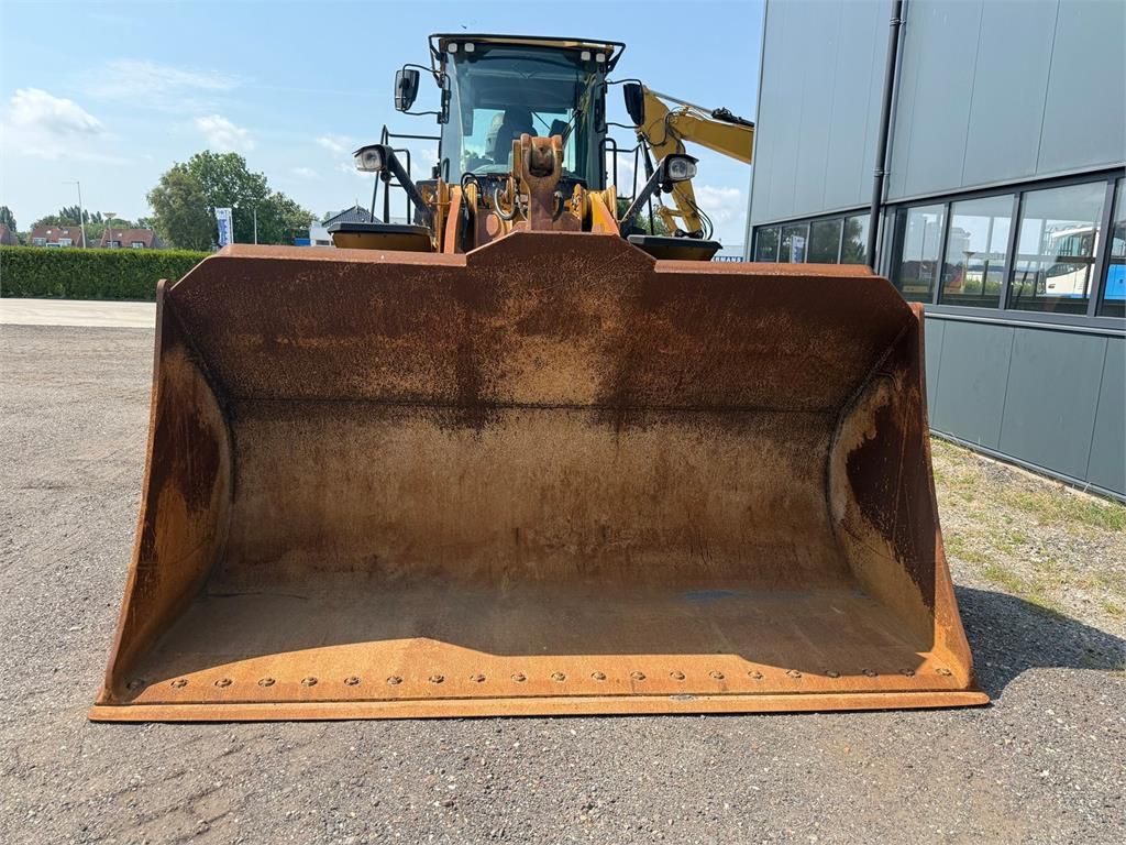 CAT 966M