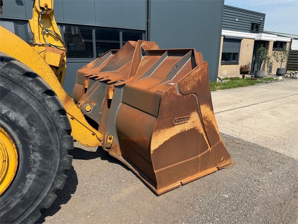 CAT 966M