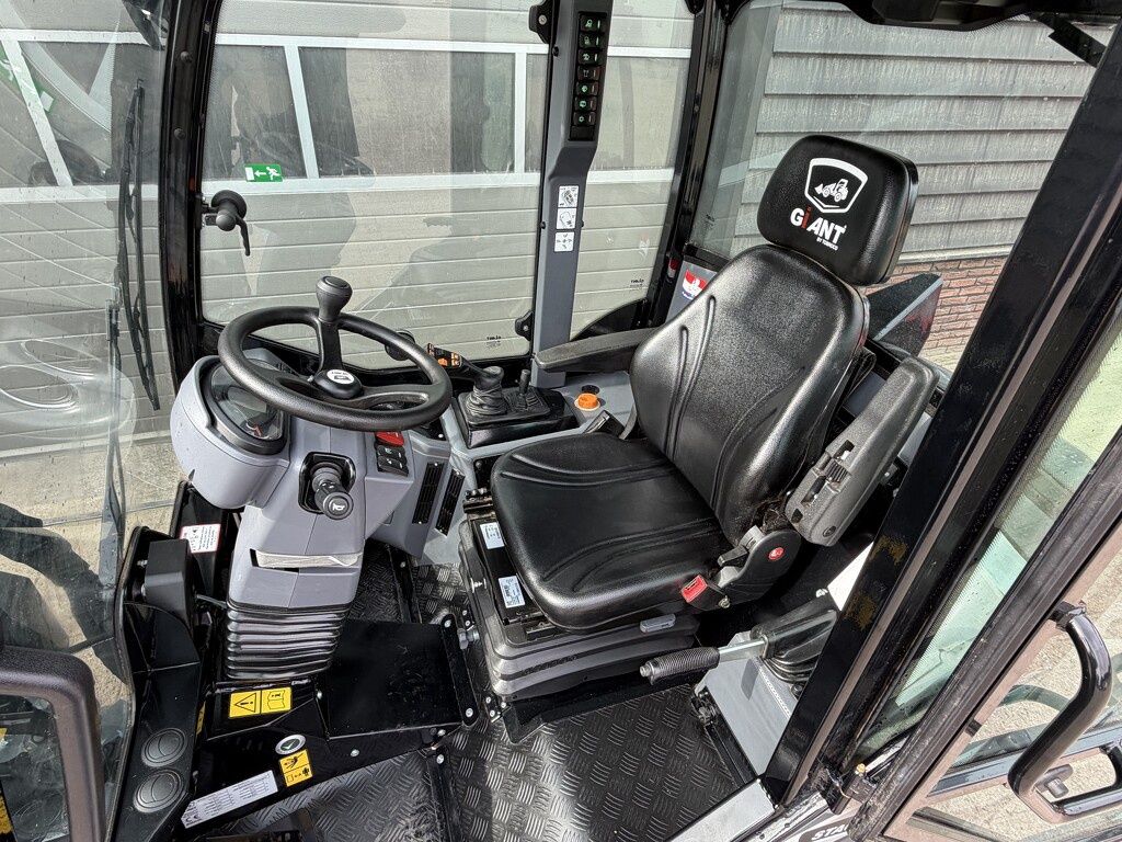 Giant G3500 X-TRA shovel 2026 87 uur (giekvering AIRCO tandempomp enz.)