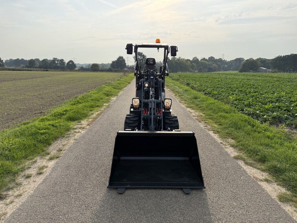 Giant G1500 minishovel / kniklader NIEUW (vast dak, hoge giek)