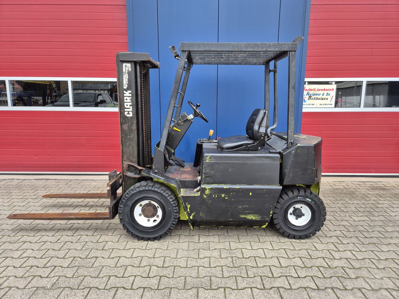 CLARK HEFTRUCK DIESEL 2.5 TONS TRIPLOMAST PRIJS MARGE