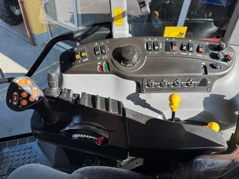 New Holland T7550