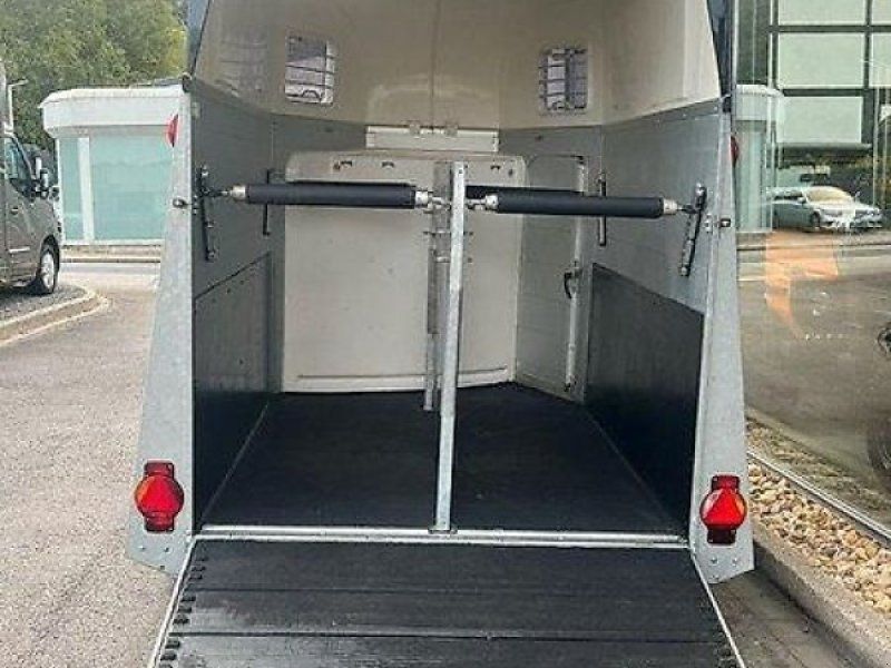 Humbaur Xanthos 2400 Pferde Vollalu Sattelkammer 2,4t.