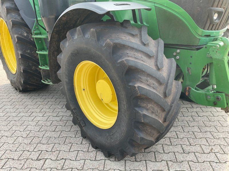 John Deere 6215R