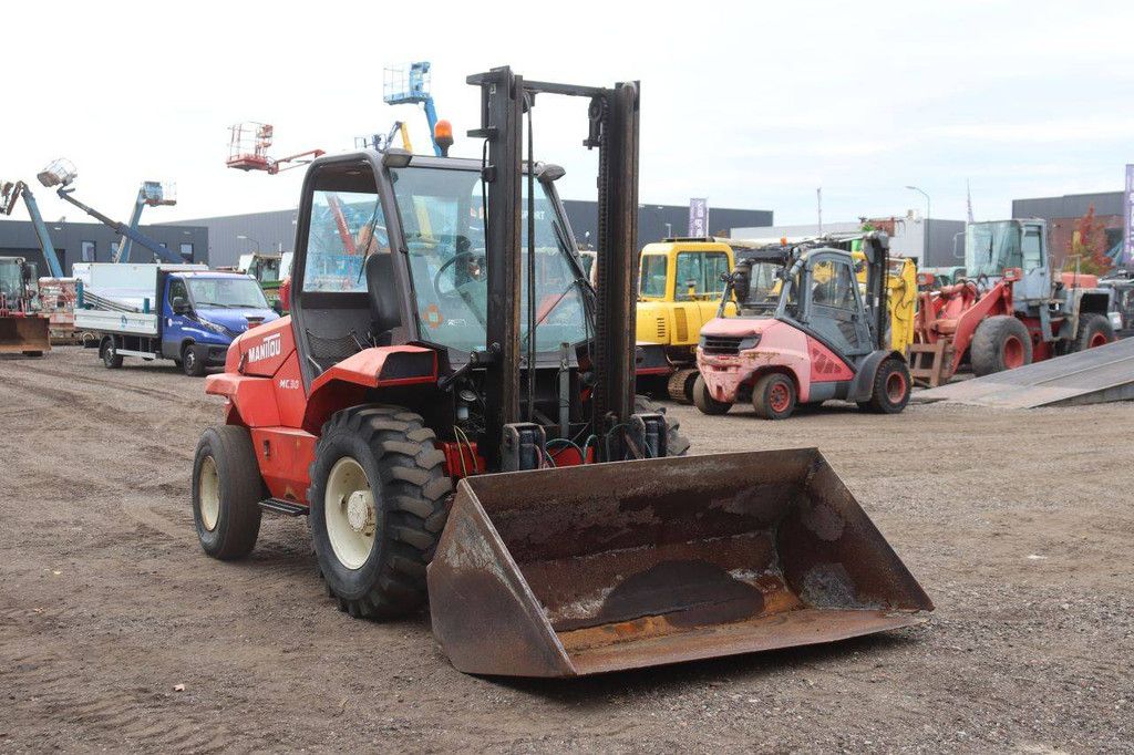 Rough-terrain forklift Manitou MC 30 Diesel 61.5kW 3000kg 3.7m 2000
