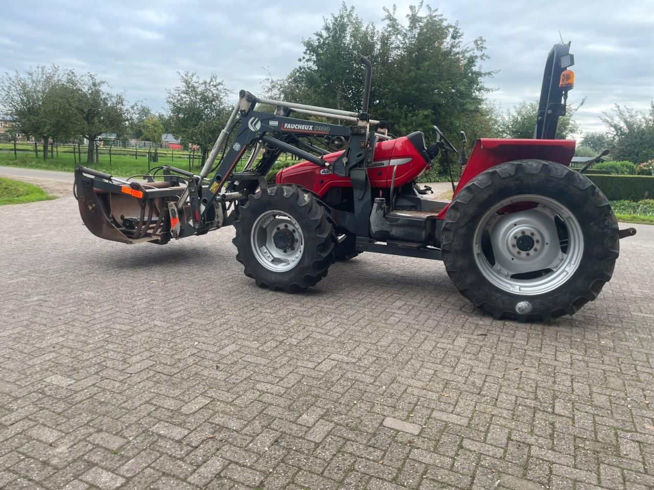 Massey Ferguson 4235