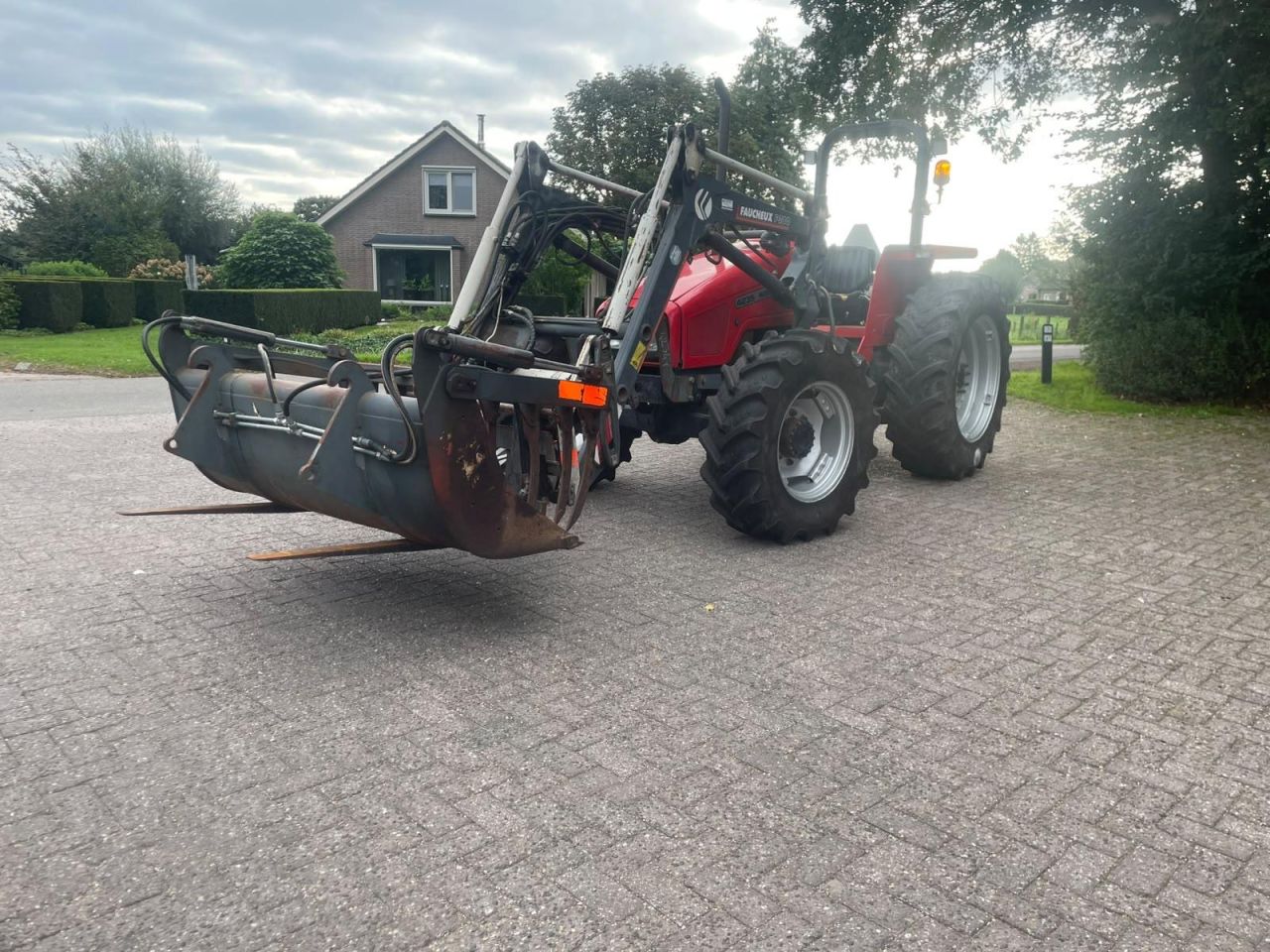 Massey Ferguson 4235