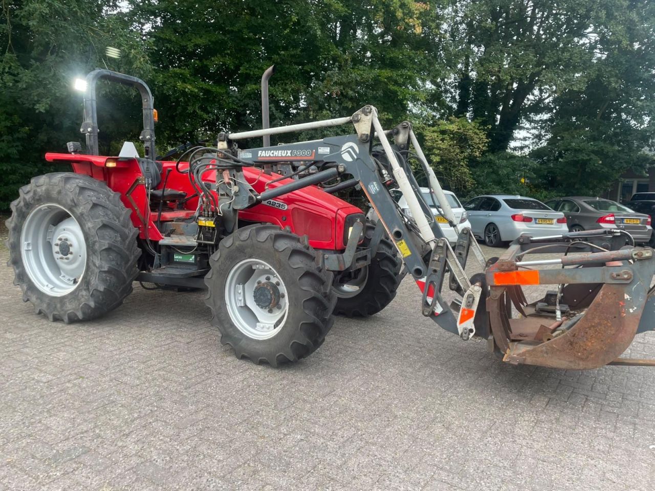 Massey Ferguson 4235