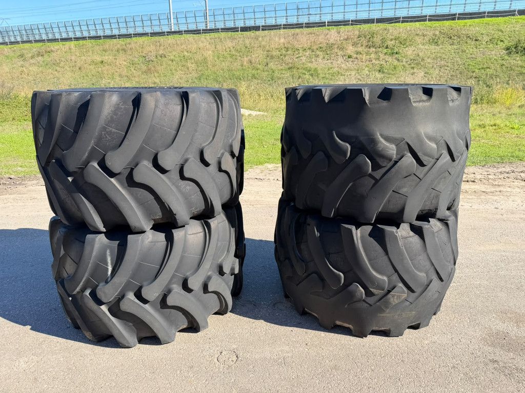 Trelleborg 650 45 22.5 Kraan graafmachine banden 650/45-22.5 met velg Ballonbanden setprijs
