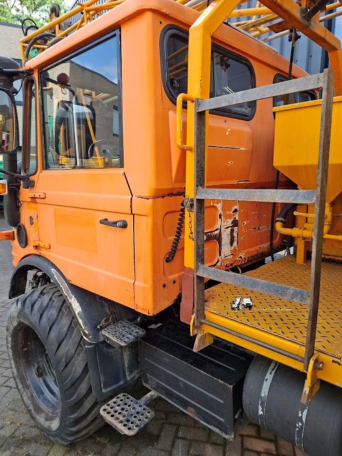 Mercedes-Benz Unimog 407