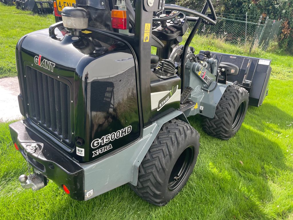 Giant G1500HD Xtra shovel loader