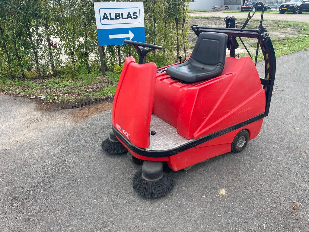 Meclean 1200 opzitveegmachine met hoogkiepbak