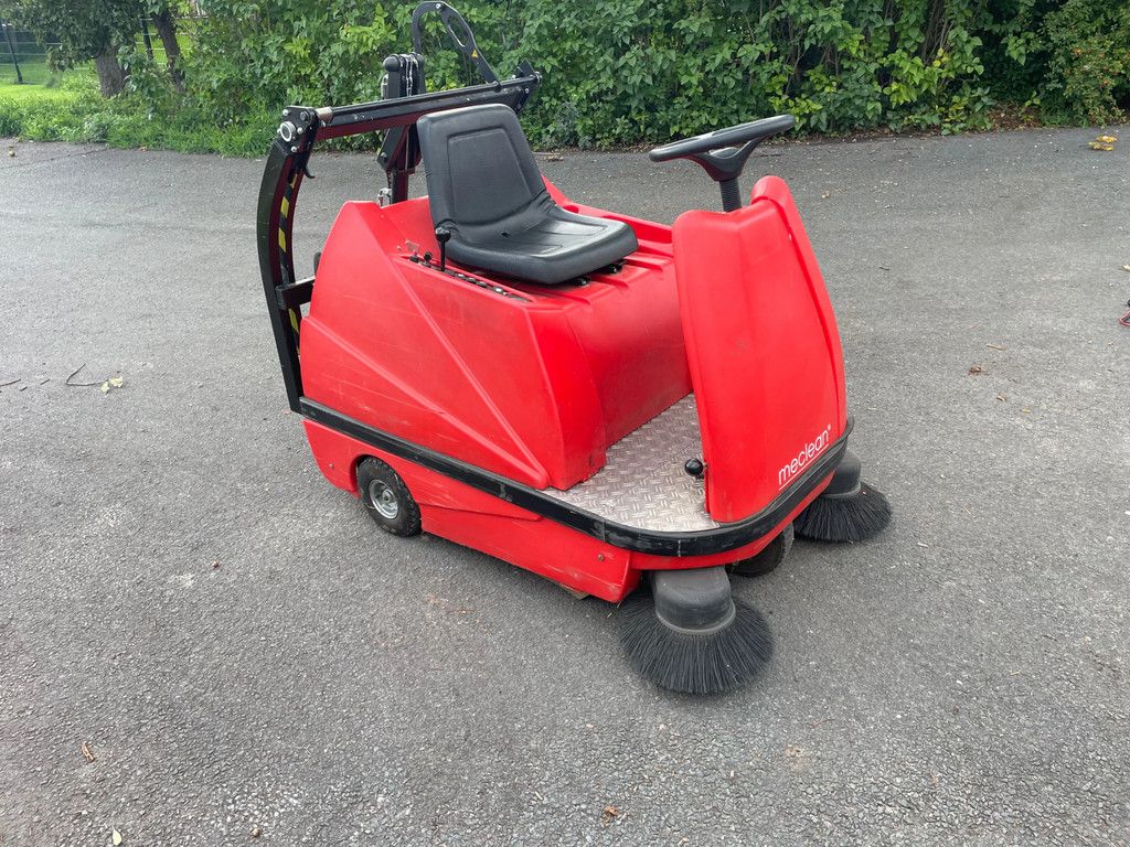 Meclean 1200 opzitveegmachine met hoogkiepbak