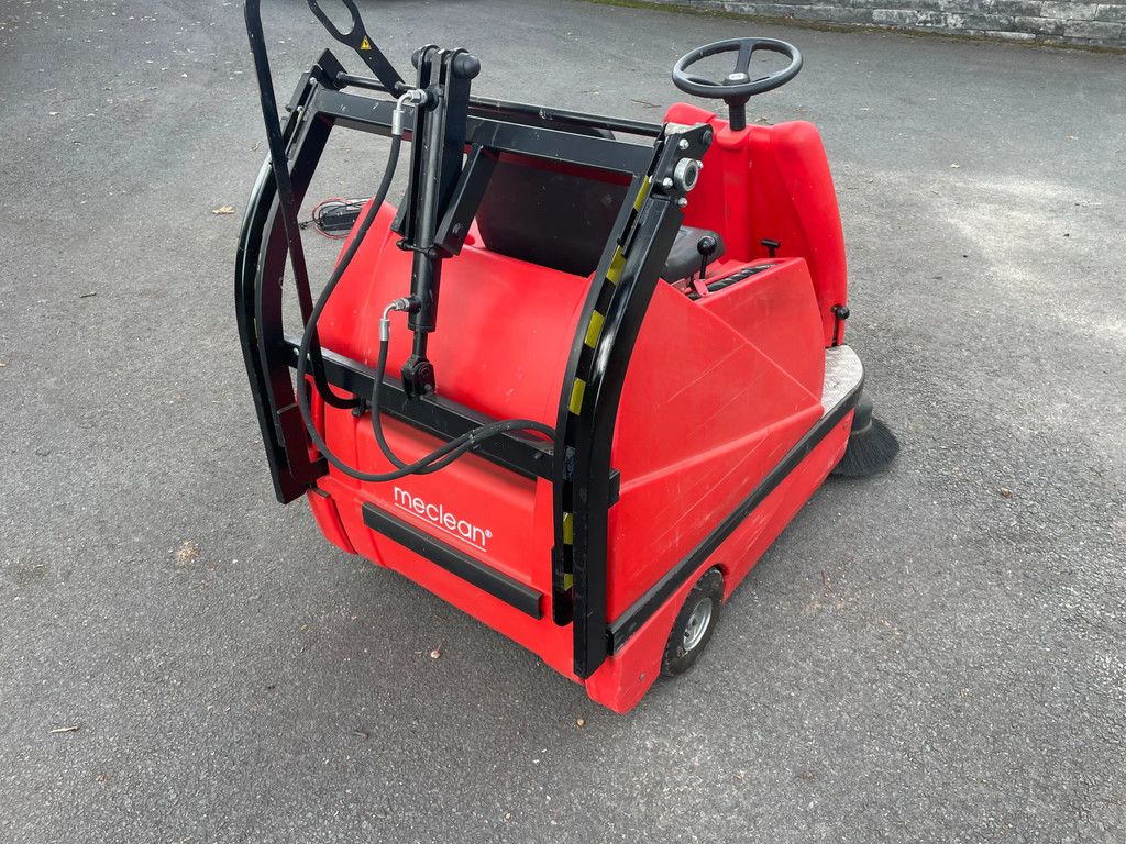 Meclean 1200 opzitveegmachine met hoogkiepbak