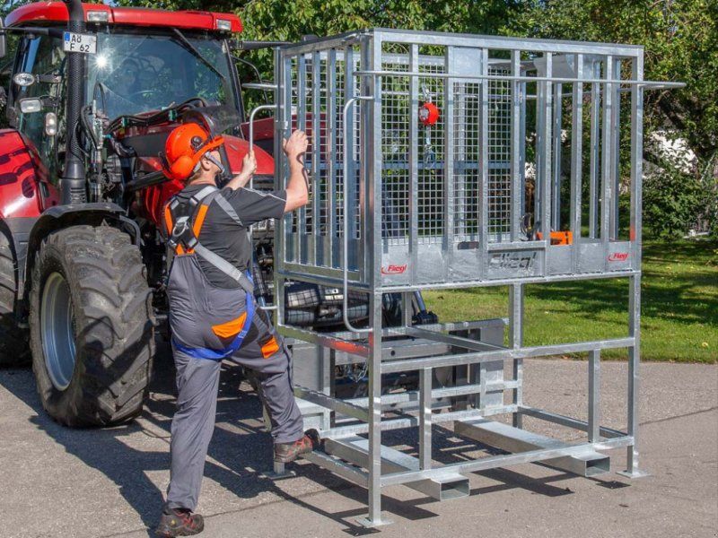 Fliegl Arbeitsbühne HOCH mit Euro-Aufnahme