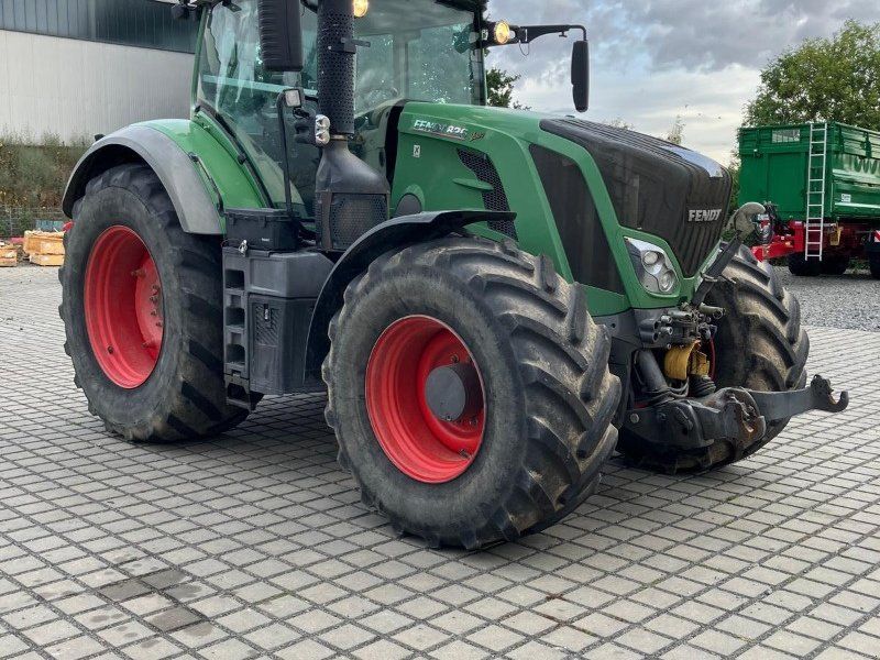 Fendt 826 mit Frontzapfwelle, Fronthydraulik, Hinterradgewichte