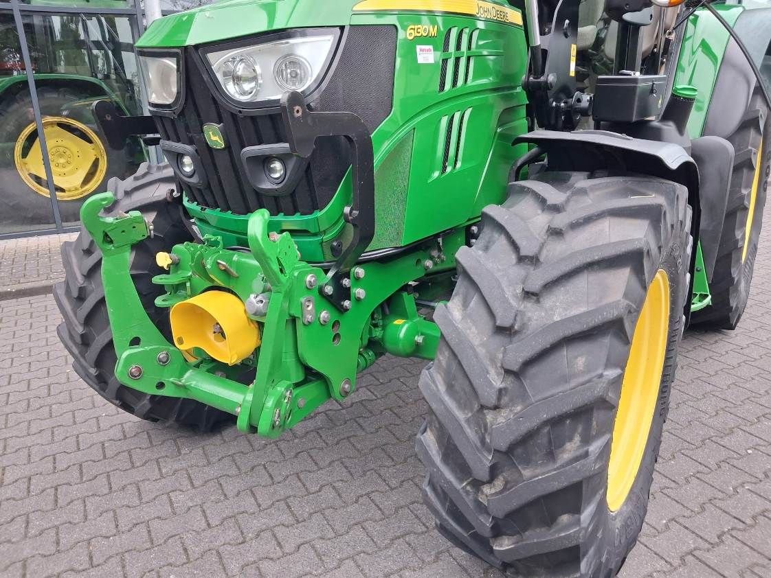John Deere 6130M + frontlader + fronthef en PTO