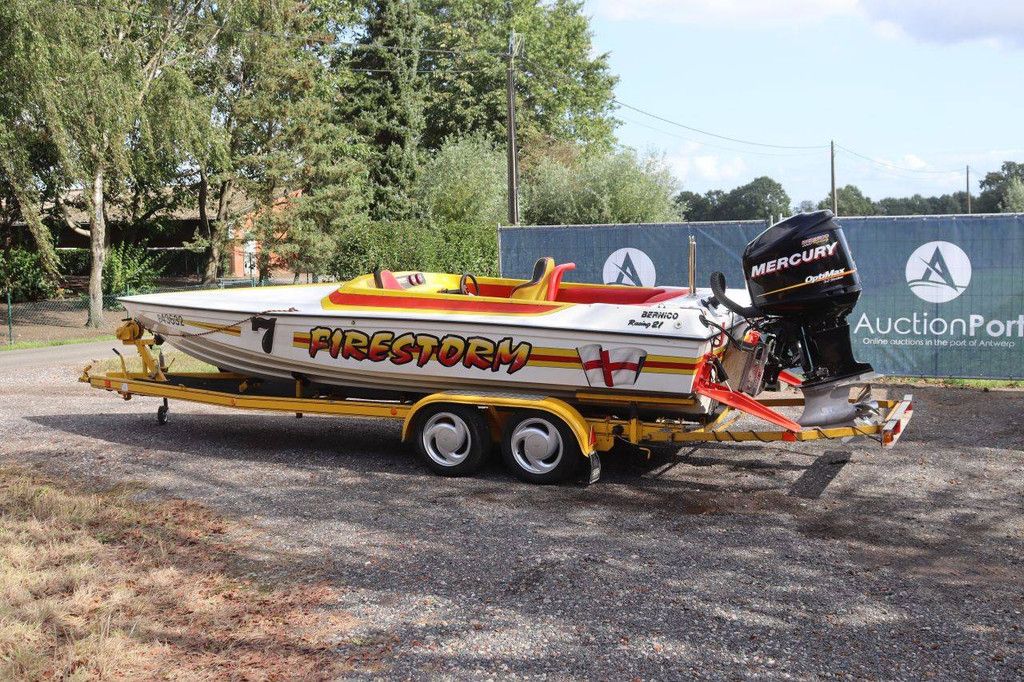 Bernico 21 Firestorm Benzin-Rennboot 300 PS mit Trailer