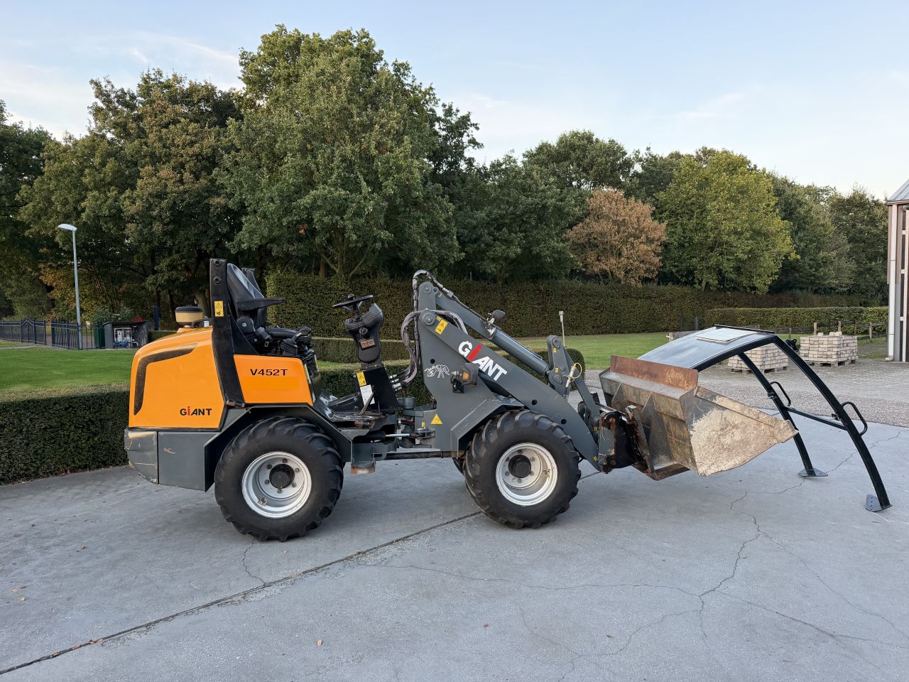 Nette Giant v452t kniklader minishovel loader
