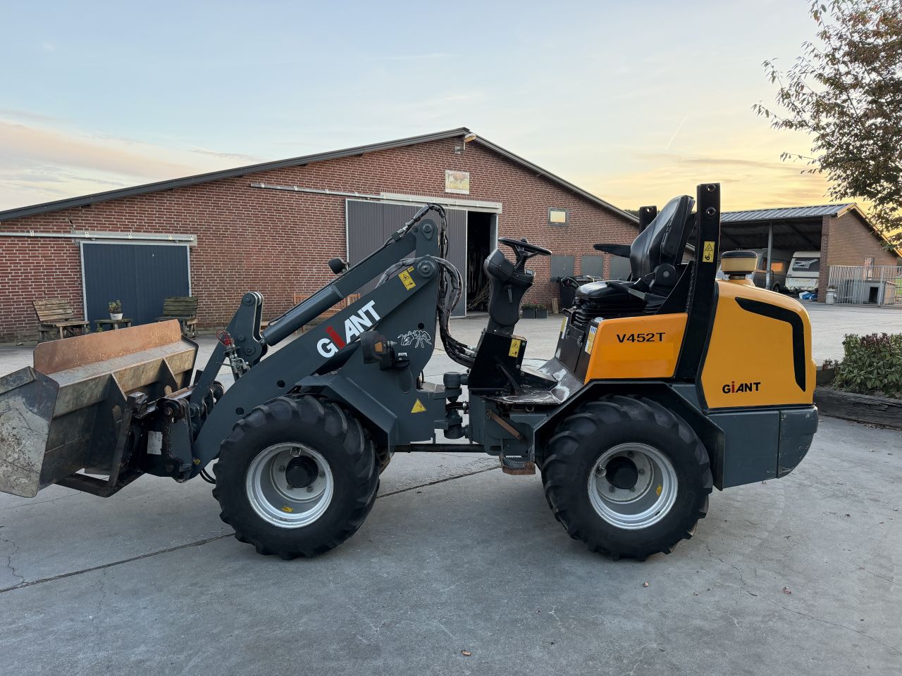 Nette Giant v452t kniklader minishovel loader