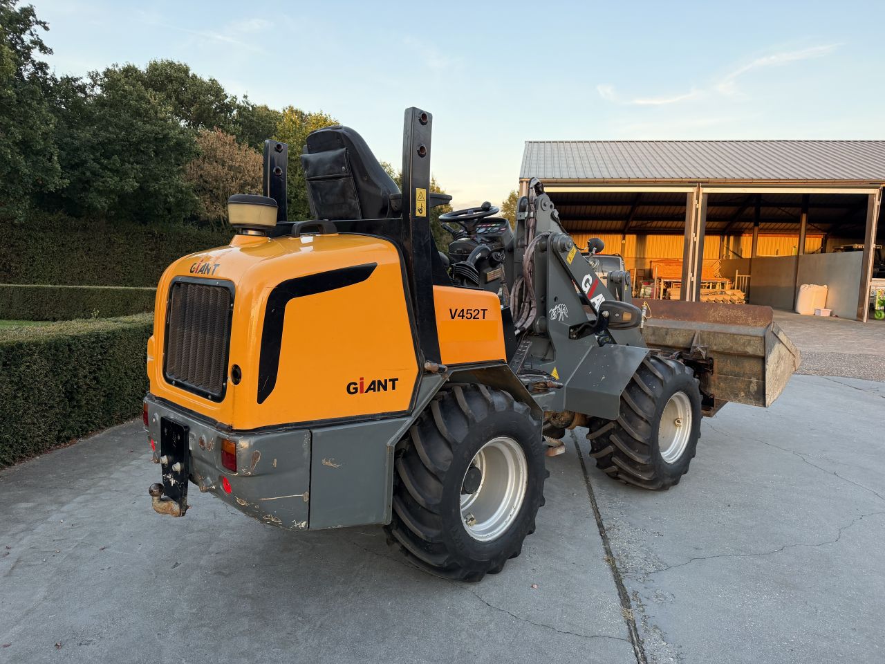 Nette Giant v452t kniklader minishovel loader