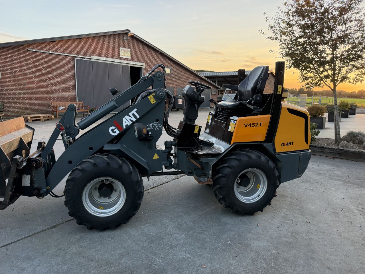 Nette Giant v452t kniklader minishovel loader