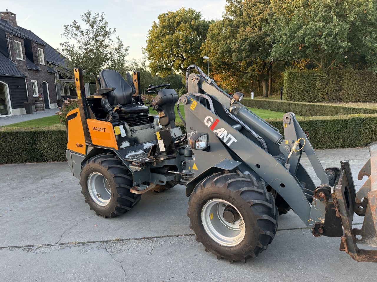 Nette Giant v452t kniklader minishovel loader