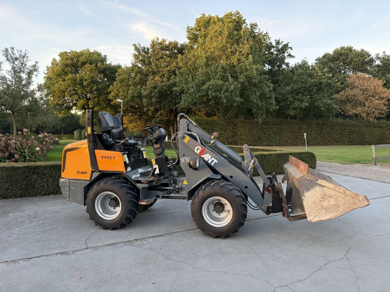 Nette Giant v452t kniklader minishovel loader