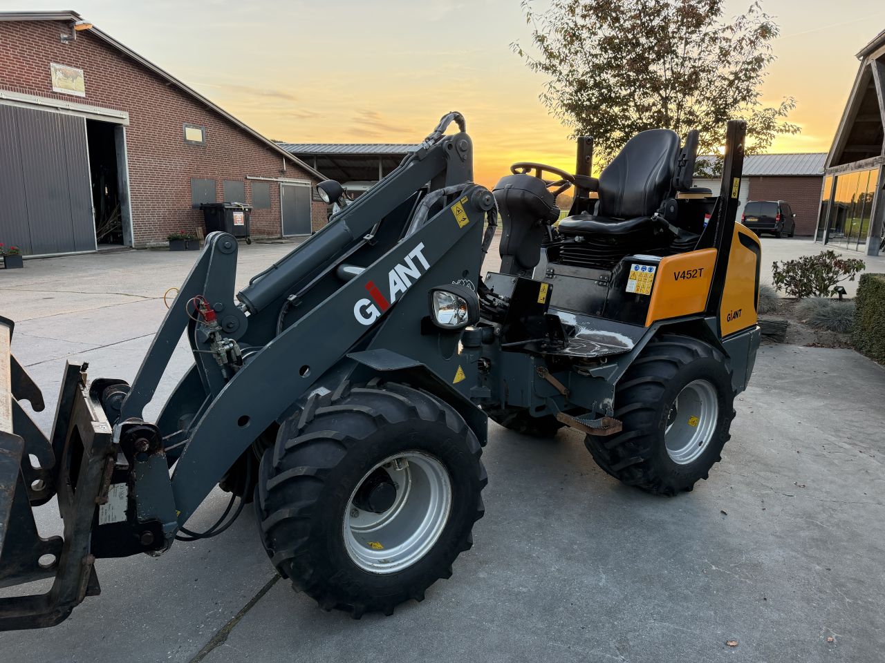 Nette Giant v452t kniklader minishovel loader
