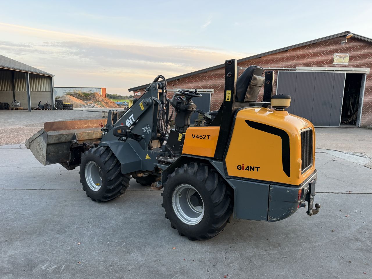 Nette Giant v452t kniklader minishovel loader