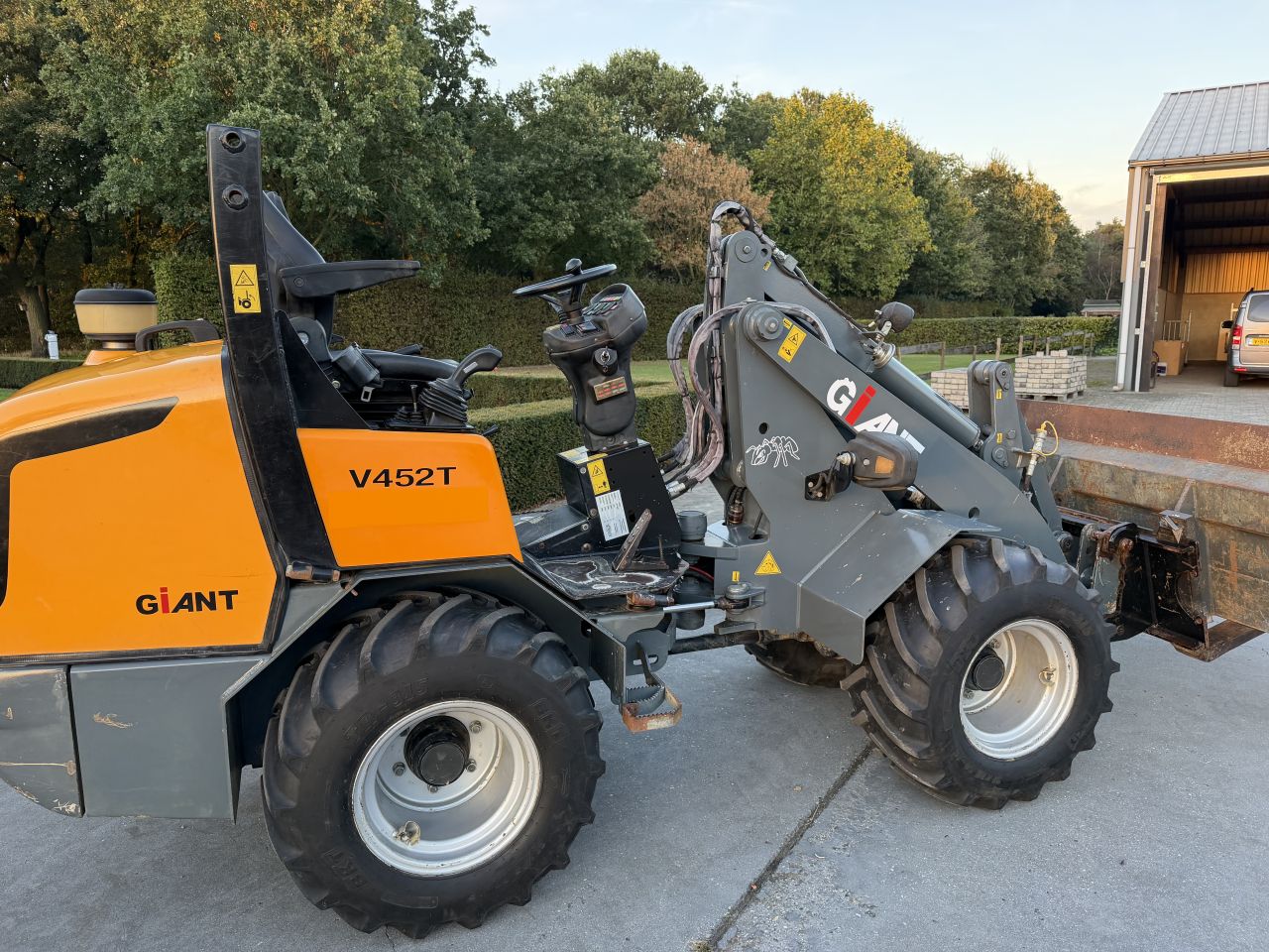 Nette Giant v452t kniklader minishovel loader