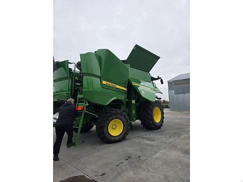 John Deere S670