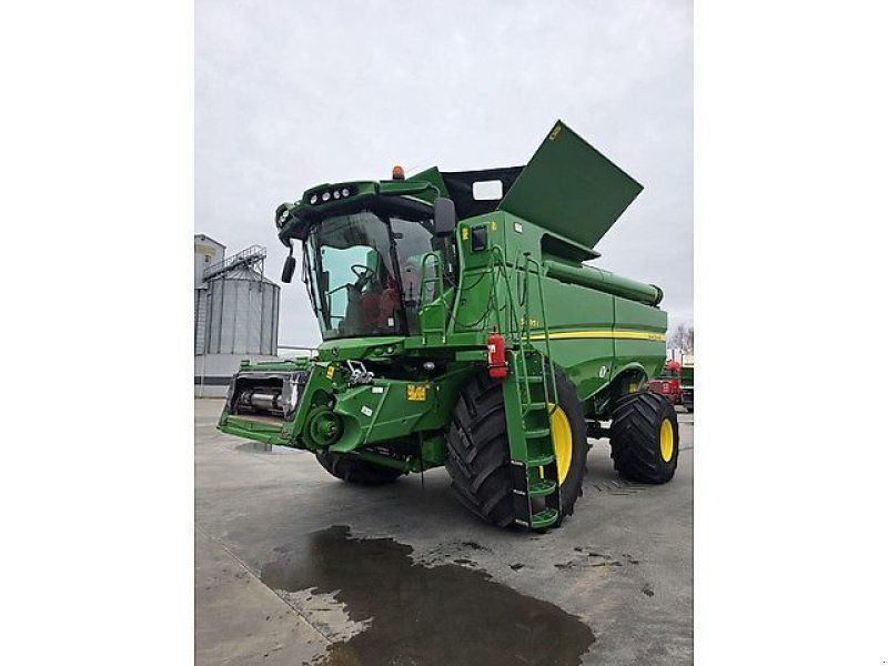 John Deere S685i