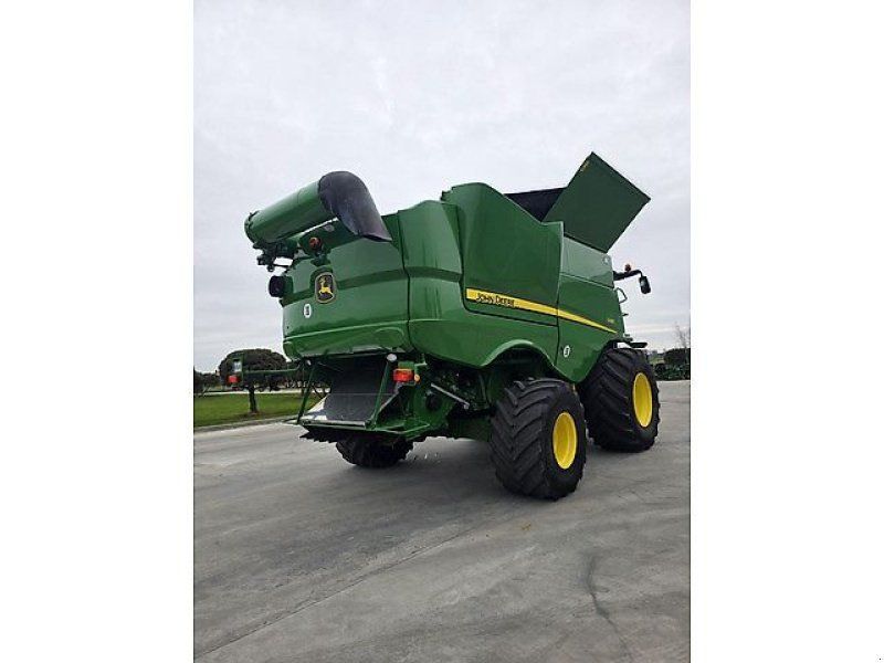 John Deere S685i