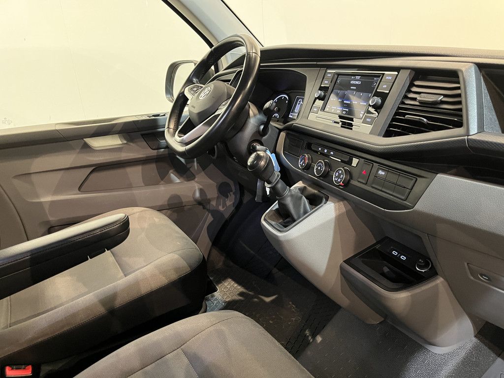 Volkswagen Transporter 2.0 TDI L1H1 150 PK Servicebus / Sortimo Inrichting / Euro 6 / 220V. / Airco / CarPlay / Camera / Cruise Control / Trekhaak / 3-Zits /