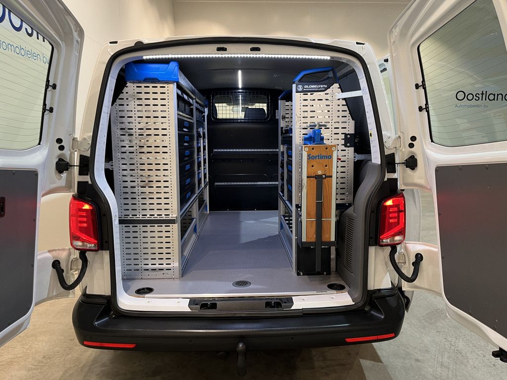 Volkswagen Transporter 2.0 TDI L1H1 150 PK Servicebus / Sortimo Inrichting / Euro 6 / 220V. / Airco / CarPlay / Camera / Cruise Control / Trekhaak / 3-Zits /