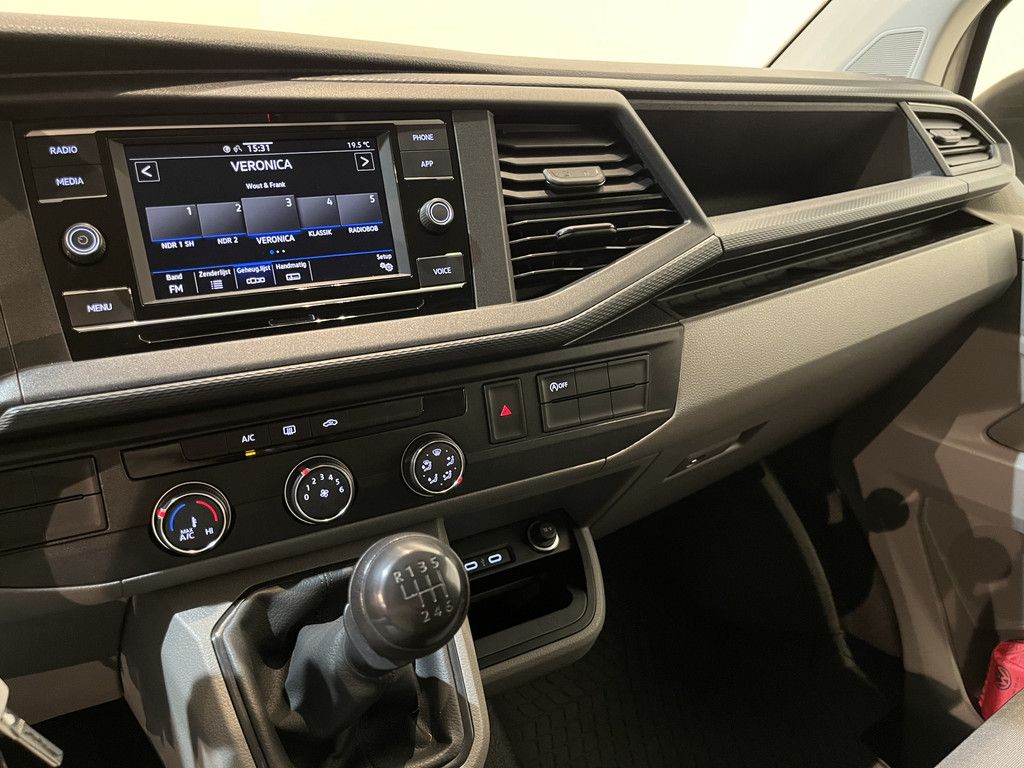Volkswagen Transporter 2.0 TDI L1H1 150 PK Servicebus / Sortimo Inrichting / Euro 6 / 220V. / Airco / CarPlay / Camera / Cruise Control / Trekhaak / 3-Zits /
