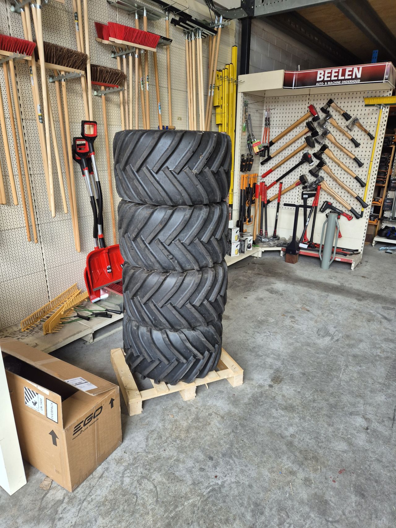 BKT shovel banden