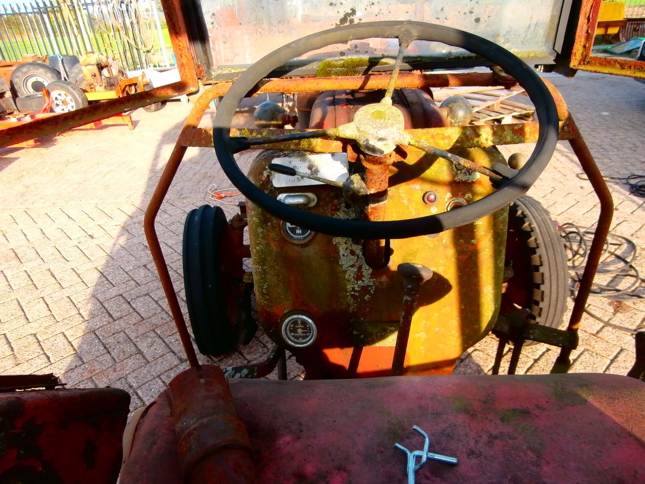Mc Cormick D 219 loop sloop motor loopt goed