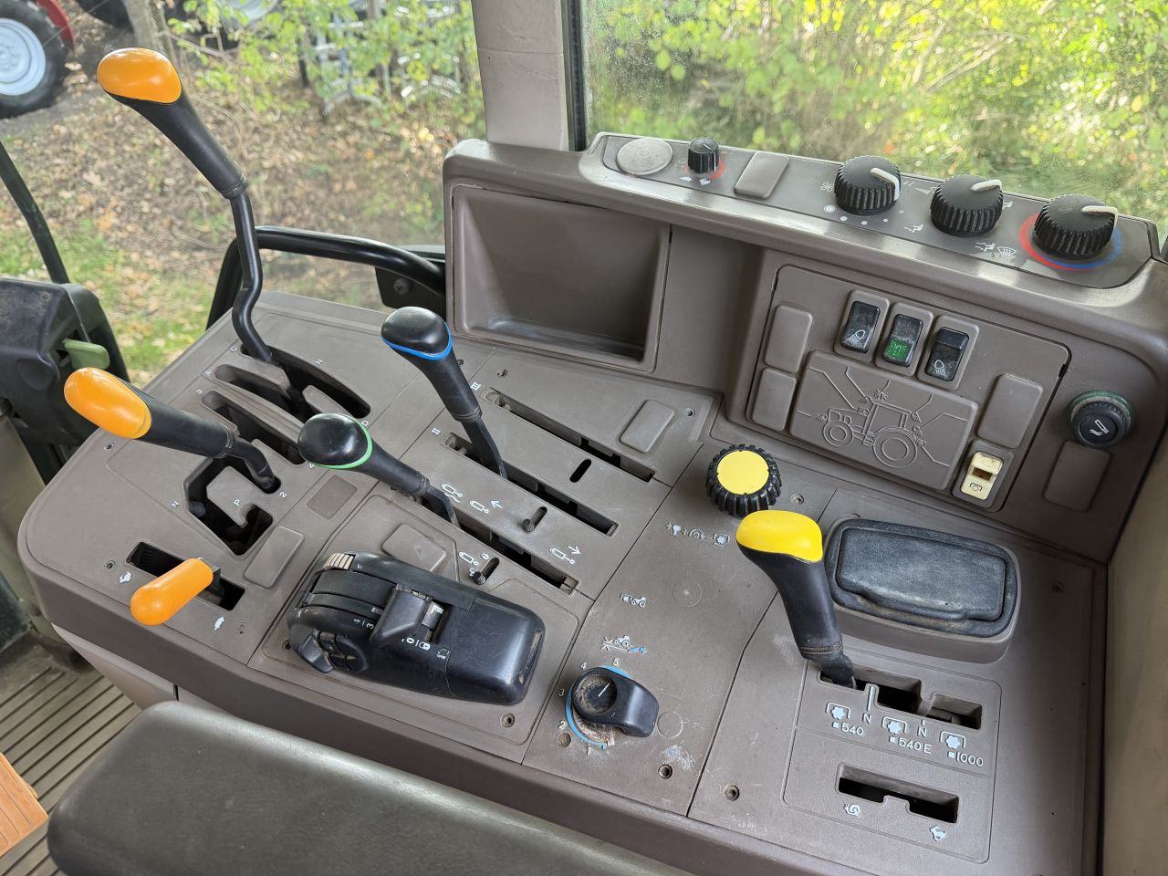 John Deere 6130
