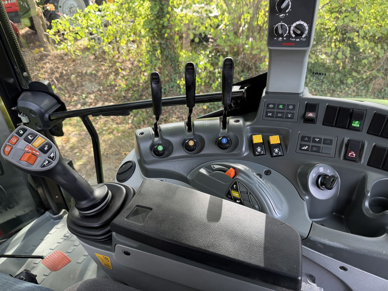 Claas Arion 440 CIS met maar 1860 uur