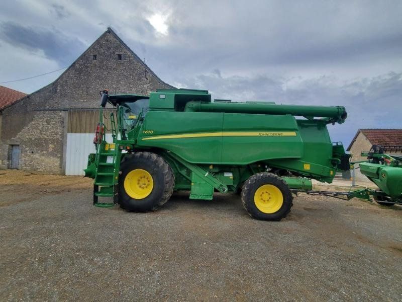 John Deere T670
