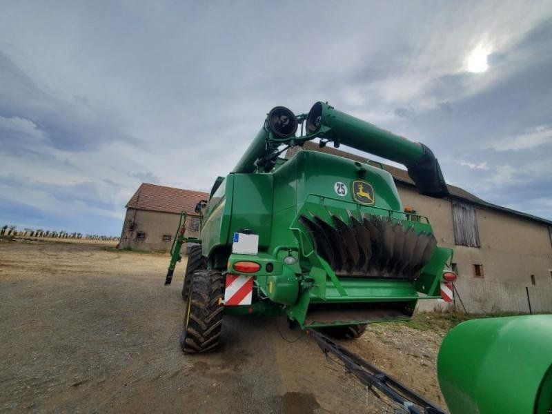 John Deere T670