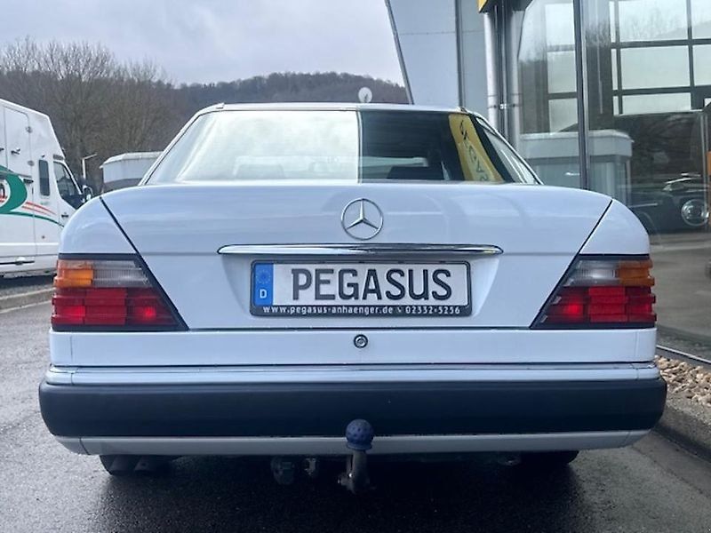 Mercedes Benz 260 E w124 Limousine PKW Oldtimer AHK