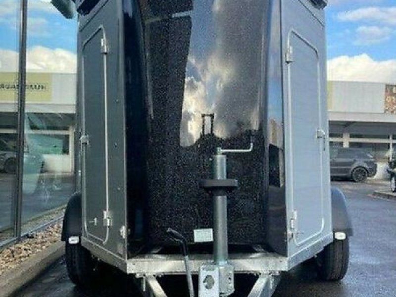 Humbaur XANTHOS mit AEROBUG ALUBODEN Sattelkammer Pferde