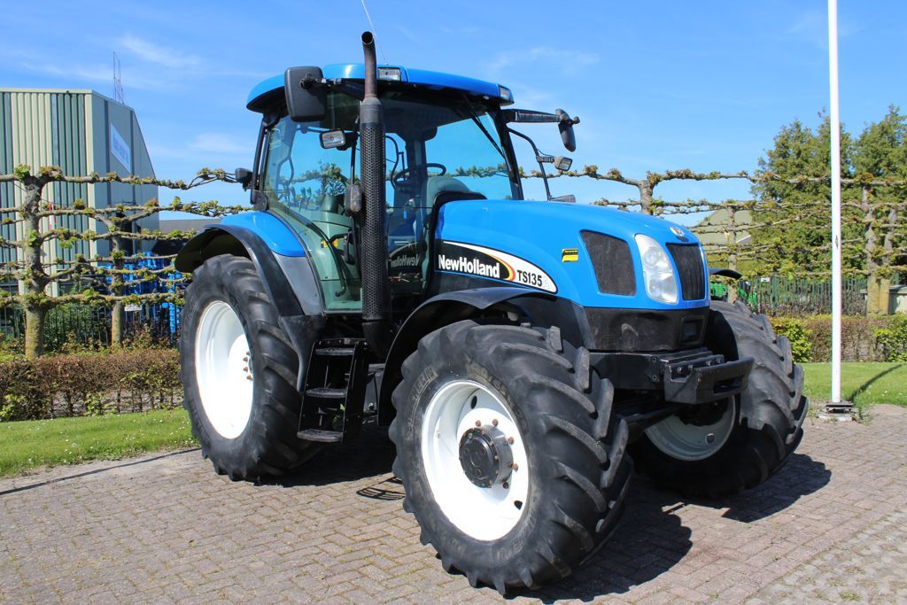 New Holland TS135A